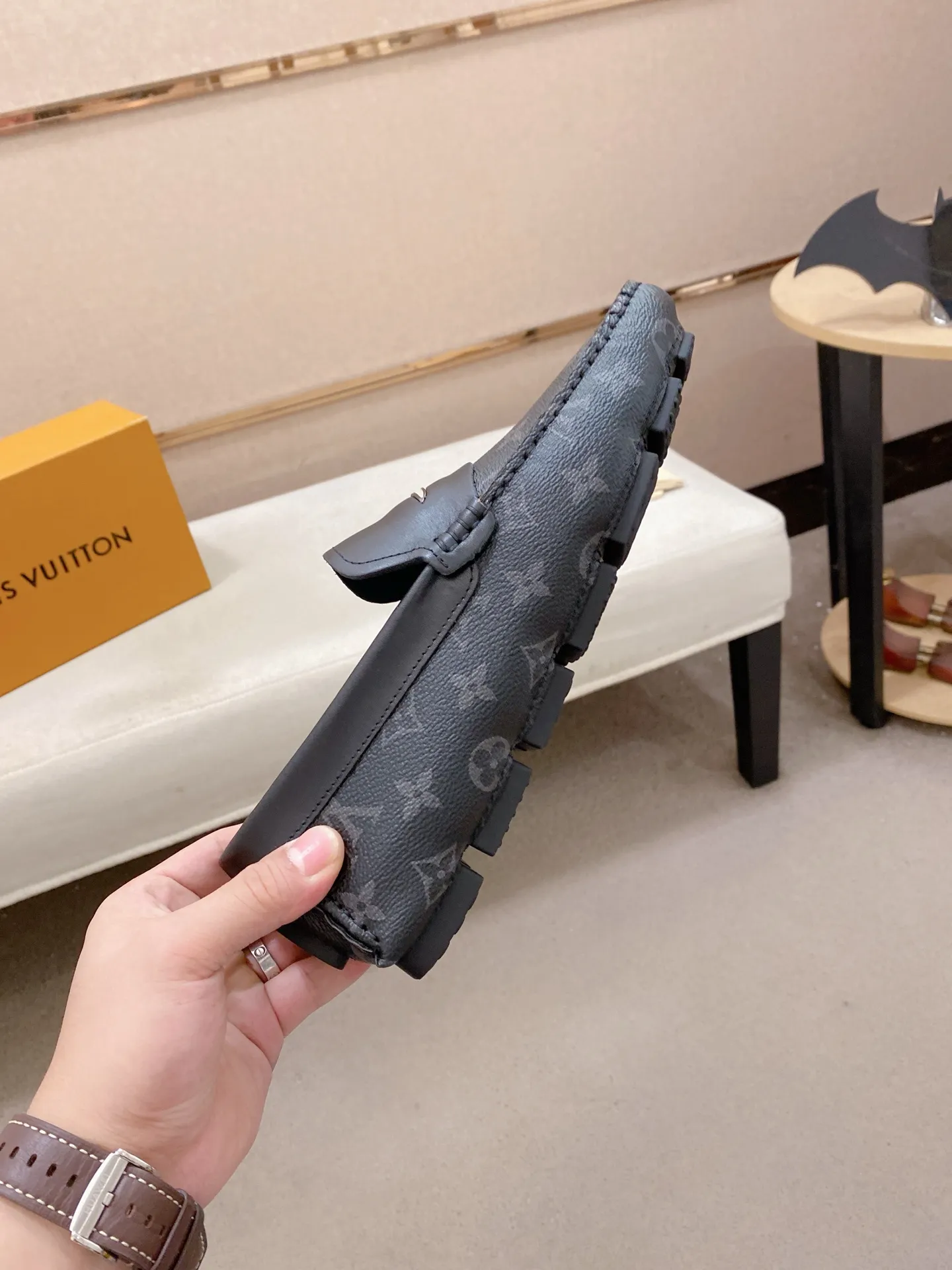 Factory price: 500💰High-end quality! LV 🆕🆕Exclusive hot-selling products in stock🔥🔥New products on the shelves, high-quality Ferragamo men's pea shoes, high-end casual driving shoes, with complete packaging! 💪 💪 Material: Imported official website one-to-one fabric 🐂 + Imported high-quality buffalo leather lining + wear-resistant outsole 👍🏻👍🏻 Features: High-end and comfortable, purely handmade 🚀 🚀 Create the perfect shoes that suit you best 🔥 🔥 Size: (38-44) 45 standard size can be customized!